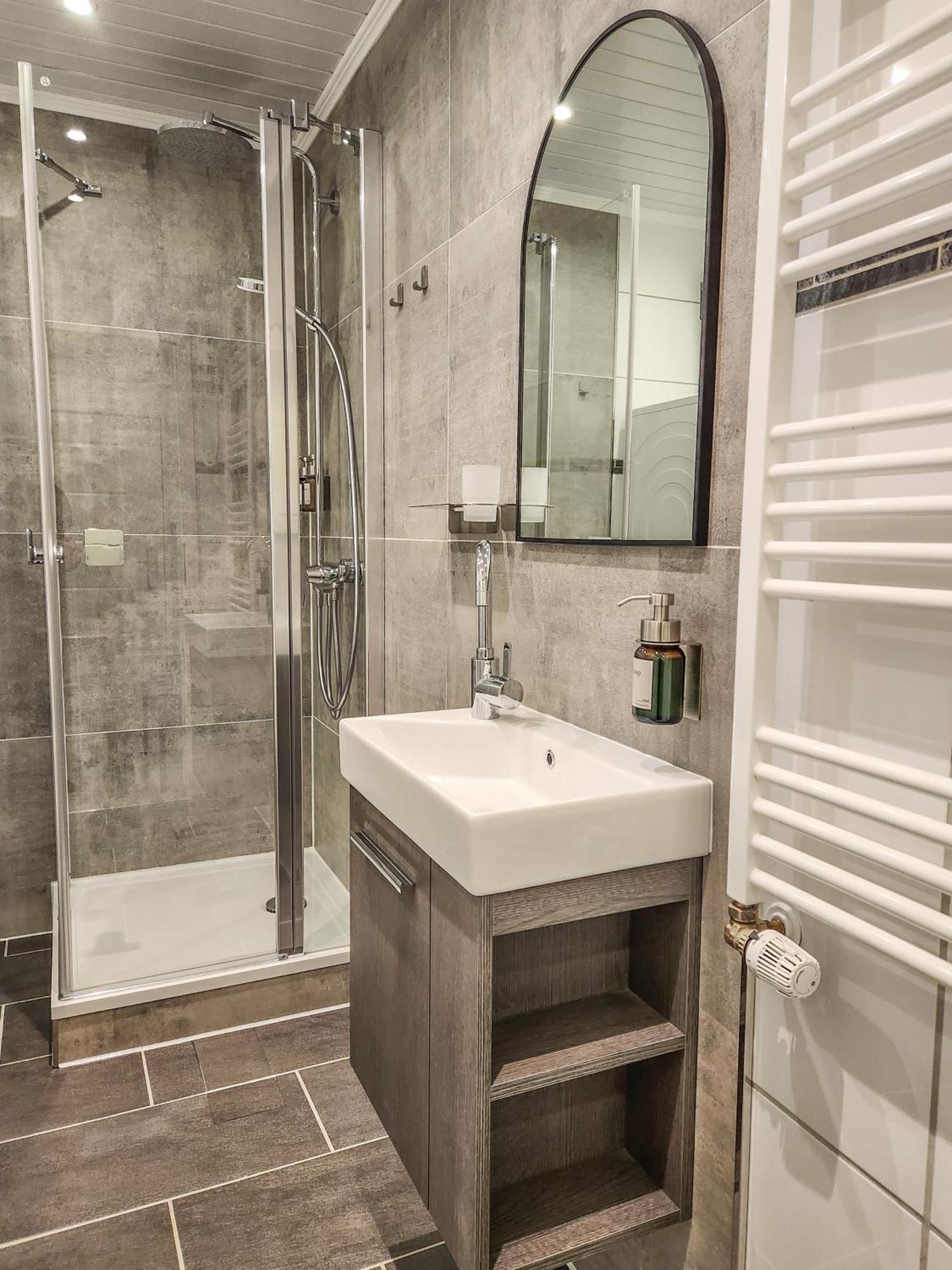 Geli Homes L1 - 2X Zimmer, 2X Kingsize Bett, 1 Bis 4 Personen, Parkplatz, Tv, Wifi, Top Kueche, Kaffee, Tee Lünen Esterno foto